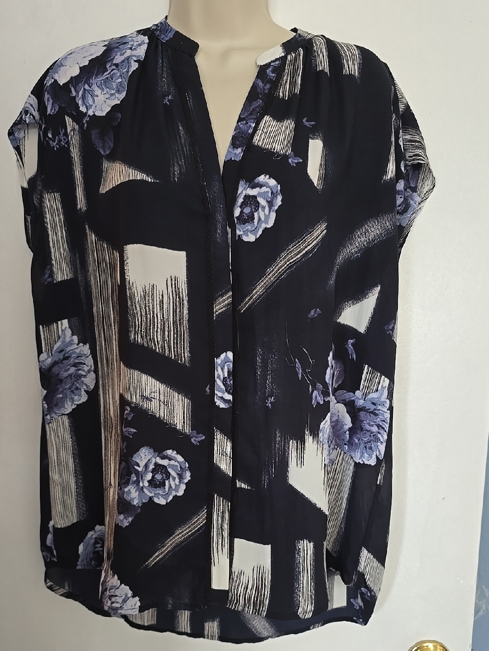 Simply Vera Vera Wang Navy Brushstroke & Floral Blouse Hidden Placet Buttons M